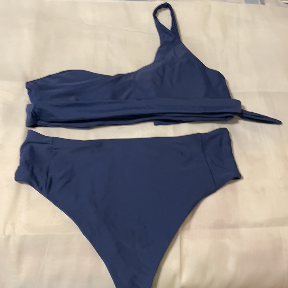 Bikini - Picture 2 of 2